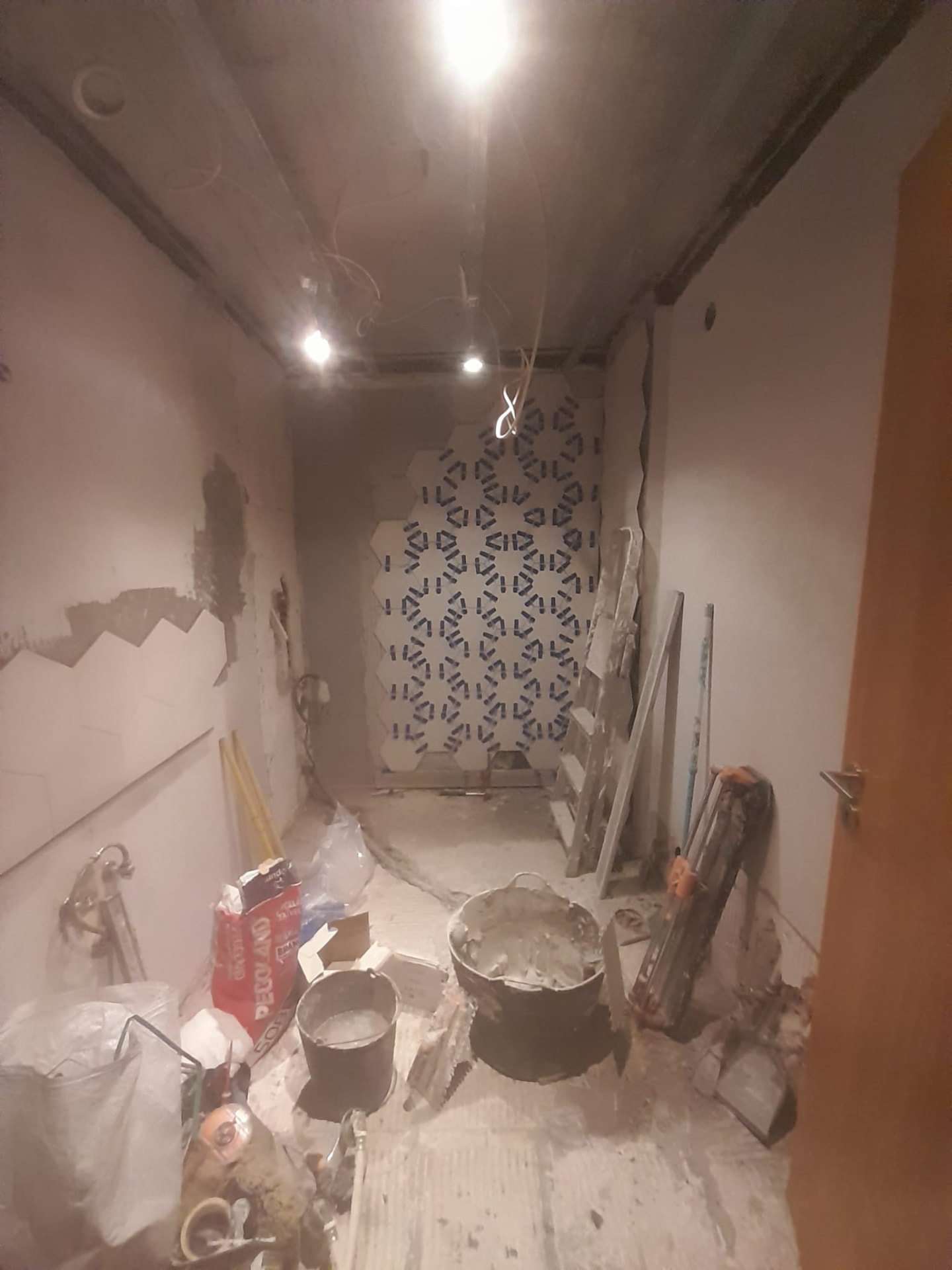Casa de banho em obra, durante a colocação de cerâmico