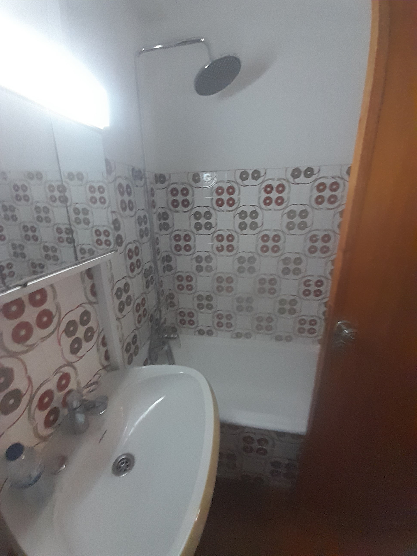 WC antigo antes da remodelação, com azulejo desatualizado