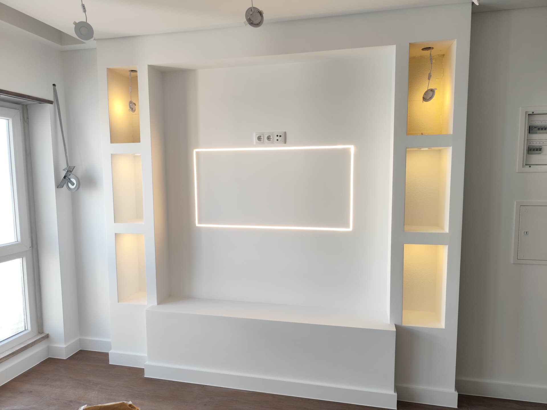 Móvel de TV em pladur acabado, com nichos e iluminação LED